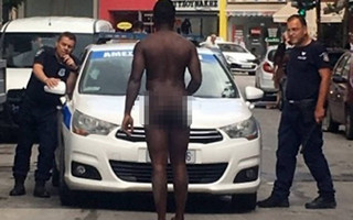 Γυμνός άντρας σταμάτησε μπροστά σε περιπολικό στη Λάρισα