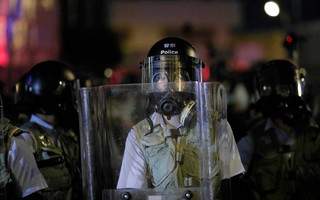 Η αστυνομία του Χονγκ Κονγκ στο στόχαστρο μετά την άγρια επίθεση σε σιδηροδρομικό σταθμό