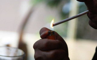 Καπνιστής ανάβει τσιγάρο Καπνιστής ανάβει τσιγάρο