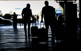 Άνδρες με βαλίτσες σε αεροδρόμιο