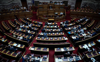 Βουλή: Ολοκληρώθηκε η πρώτη μέρα συζήτησης του νομοσχεδίου για το άσυλο