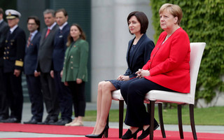 Η Άνγκελα Μέρκελ καθιστή και πάλι σε τελετή ανάκρουσης εθνικών ύμνων