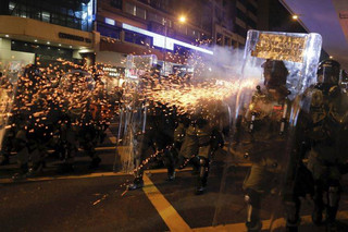 Σκηνικό βίας με δακρυγόνα και πλαστικές σφαίρες κατά διαδηλωτών στο Χονγκ Κονγκ
