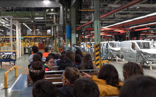 Μαθητές σχολείων στο εργοστάσιο της Nissan στην Βαρκελώνη