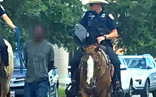 Τέξας: Αστυνομικοί με άλογα έδεσαν έγχρωμο άνδρα και τον τραβούσαν