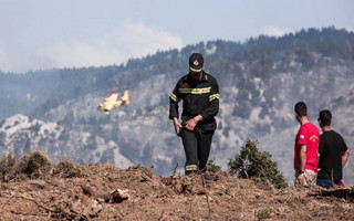 Φωτιά τώρα στα Δερβενοχώρια &#8211; Σηκώθηκε ελικόπτερο