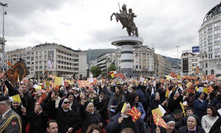 Άγνωστοι βανδάλισαν τις νέες πινακίδες των αγαλμάτων στα Σκόπια