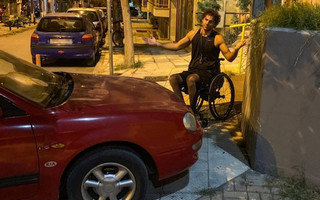 Η αιχμηρή ανάρτηση παραολυμπιονίκη για ασυνείδητο οδηγό που έκλεισε ράμπα αναπήρων