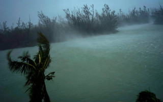 Υποβαθμίστηκε στην κατηγορία 3 ο τυφώνας Ντόριαν, παραμένει πάνω από τις Μπαχάμες