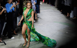 Η Κατερίνα Στικούδη φόρεσε το θρυλικό Βερσάτσε της JLo και «τρέλανε» το Instagram