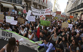 Βίαιη απομάκρυνση ακτιβιστών από κεντρικό δρόμο της Λισαβόνας