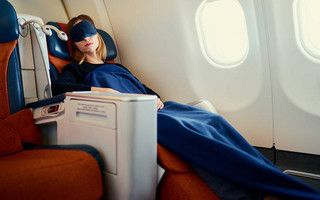 Πώς να κοιμηθείτε ευκολότερα στο αεροπλάνο