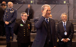 Πρόκληση Ακάρ: Χαιρέτησε στρατιωτικά στη σύνοδο υπουργών Άμυνας του ΝΑΤΟ