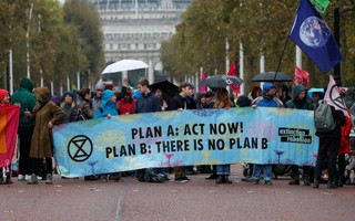 Συλλήψεις ακτιβιστών για το κλίμα στο Λονδίνο, αποκλεισμένοι δρόμοι σε Άμστερνταμ και Βερολίνο
