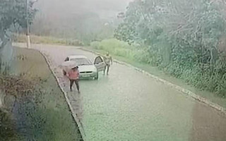Γυμνός άνδρας κυνηγάει μία γυναίκα μέσα στη βροχή για να τη βιάσει