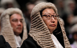 Χονγκ Κονγκ: Η υπουργός Δικαιοσύνης δεν έχει άποψη για τις καταγγελίες βασανισμού εργαζομένου στο βρετανικό προξενείο