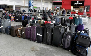 Υπάλληλος αεροδρομίου άλλαζε τα καρτελάκια στις αποσκευές των επιβατών