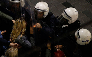 Τουρκία: Η αστυνομία διέλυσε με τη βία διαδήλωση για τα δικαιώματα των γυναικών