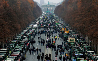 Χιλιάδες τρακτέρ «παρέλυσαν» το Βερολίνο