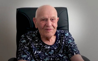 Γιατρός 98 ετών αρνείται να συνταξιοδοτηθεί και εξακολουθεί να βλέπει τους ασθενείς του