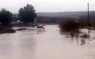 Εγκλωβισμένο ΙΧ σε πλημμυρισμένο δρόμο στη Ροδόπη