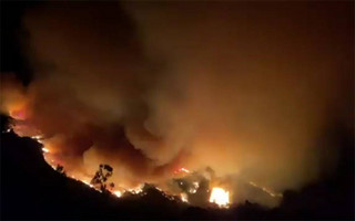 Πυρκαγιά απειλεί σπίτια στη Σάντα Μπάρμπαρα