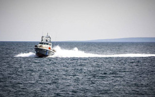 Tουρκικό σκάφος ακτοφυλακής οπλίζει πενηντάρι πολυβόλο στα 20 μέτρα από ελληνικό αλιευτικό