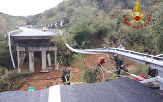 Iταλία: Οδογέφυρα κατέρρευσε οδογέφυρα στην πόλη Σαβόνα λόγω της σφοδρής βροχόπτωσης