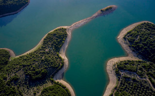 Η τεχνητή λίμνη του Λάδωνα από ψηλά