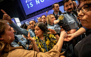 Κοντσέρτο με κατσαρόλες και διαμαρτυρίες στη διάσκεψη του ΟΗΕ για το κλίμα