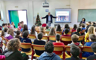 Ο Άγγελος Τσιγκρής μίλησε στους μαθητές του 33ου Δημοτικού Σχολείου της Πάτρας για τη σχολική βία