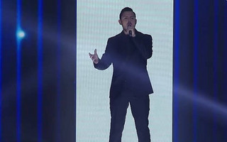 X-Factor: Σηκώθηκαν όρθιοι οι κριτές στον τελικό για να καταχειροκροτήσουν τον Γιάννη Γρόση