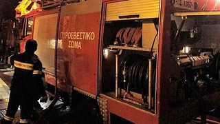 Φωτιά που ξέσπασε σε διαμέρισμα στον 5ο όροφο πολυκατοικίας στην Καλλιθέα τέθηκε υπό έλεγχο