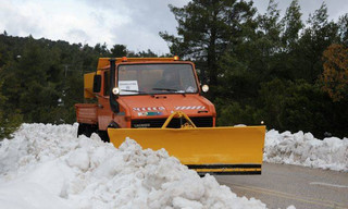 Εκχιονιστικά μηχανήματα στον Δήμο Μάνδρας-Ειδυλλίας για περαιτέρω καθαρισμό των δρόμων