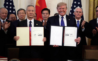 Τραμπ και Λιου Χε υπέγραψαν τη «Φάση 1» της εμπορικής συμφωνίας ΗΠΑ – Κίνας
