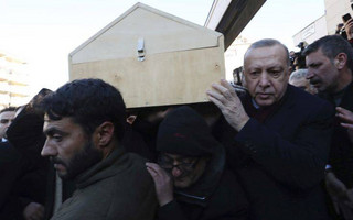Σεισμός στην Τουρκία: Συντετριμμένος ο Ερντογάν στην κηδεία θύματος-Σήκωσε το φέρετρο
