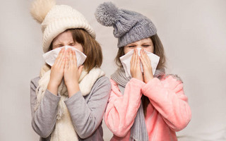 Γιατροί στη Βρετανία προειδοποιούν για δύσκολο χειμώνα λόγω γρίπης και άλλων ιών