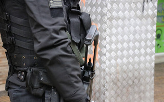 Τραυματισμός αστυνομικού από εκπυρσοκρότηση έξω από τα γραφεία του ΠΑΣΟΚ