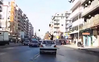 Τρομακτικό βίντεο με την παράσυρση πεζής γυναίκας σε δρόμο της Θεσσαλονίκης