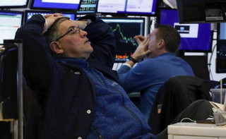 Ο κορονοϊός έβαλε «φρένο» στο τριήμερο ράλι της Wall Street