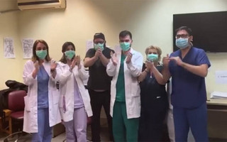 Κορονοϊός Θεσσαλονίκη: Γιατροί και νοσηλευτές του ΑΧΕΠΑ ευχαρίστησαν τον κόσμο για το χειροκρότημα που εισέπραξαν