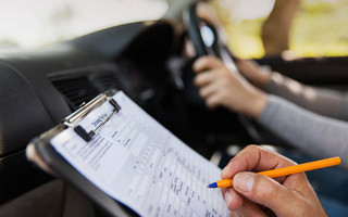 Αναστολή στις εξετάσεις για δίπλωμα οδήγησης έως τις 30 Απριλίου &#8211; Παράταση στα ΚΤΕΟ