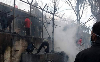 Τραγωδία στη Μόρια με νεκρό κορίτσι 6 ετών &#8211;  Η φωτιά έκαψε κοντέινερ, ξύλινα παραπήγματα και σκηνές