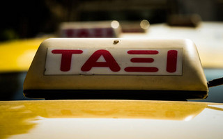 Κορονοϊός: Αντιδρά ο ΣΑΤΑ στη συνέχιση της μεταφοράς ενός επιβατη ανά ταξί