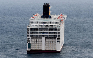 Στο λιμάνι του Πειραιά το «Ελ.Βενιζέλος» με τα 119 θετικά κρούσματα κορονοϊού