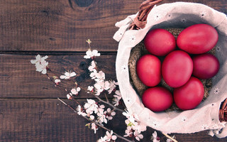 Μεγάλη Πέμπτη: Γιατί βάφουμε κόκκινα αβγά – Τι σημαίνει το έθιμο