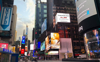 Το μακάβριο «ρολόι» της Times Square και οι αδικοχαμένες ζωές