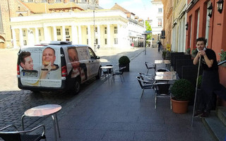 Καφετέρια στη Γερμανία μοίρασε καπέλα&#8230; έλικες για την αποφυγή συνωστισμού