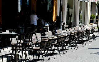 Ιδιοκτήτης καφετέριας στον Άλιμο έφαγε πρόστιμο 10.000 ευρώ επειδή πελάτης μέσα έπινε καφέ