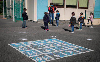 Γαλλία: Δεν θα κλείσουν τα σχολεία παρά την μετάλλαξη του κορονοϊού